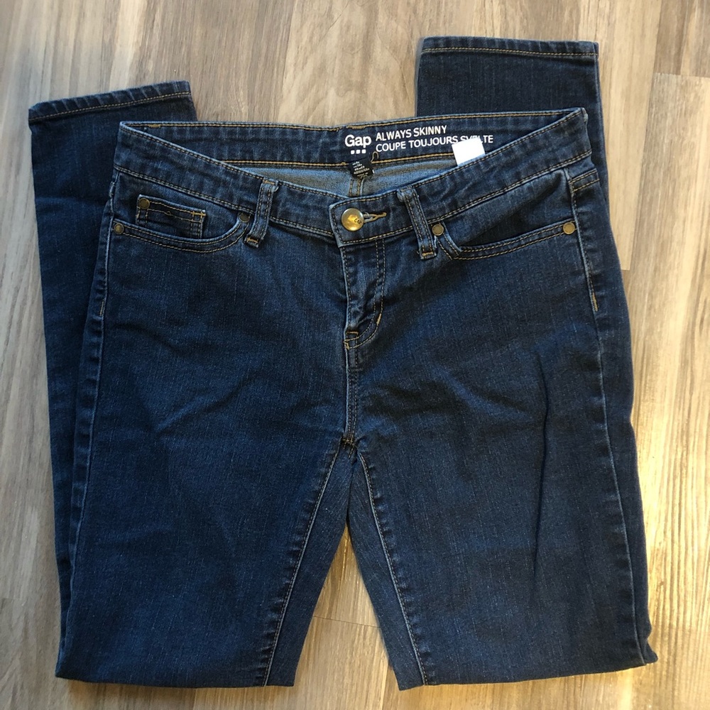 Stylish gap jeans , goes great with anything !